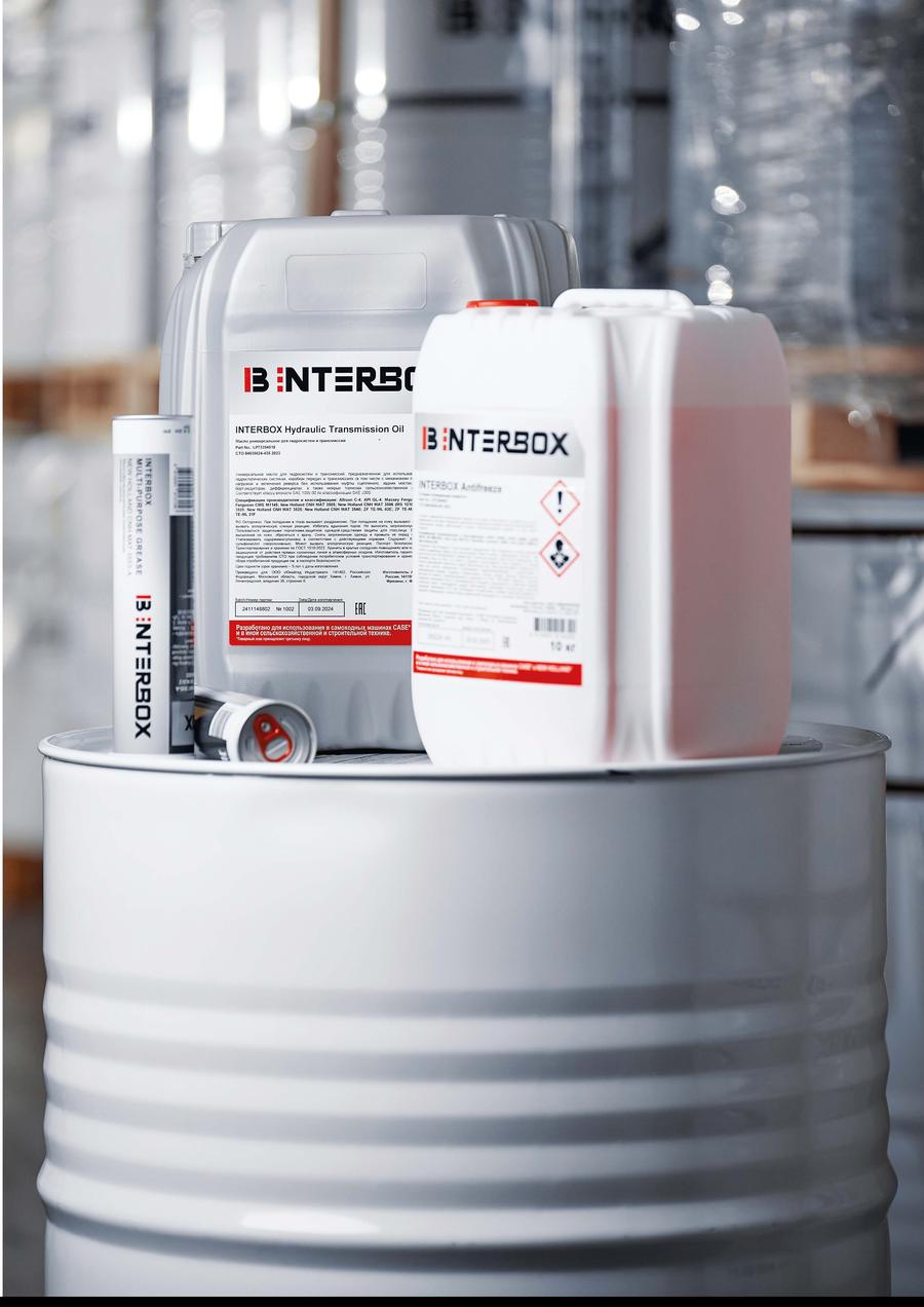 Канистры INTERBOX, туба смазки и антифриз на бочке