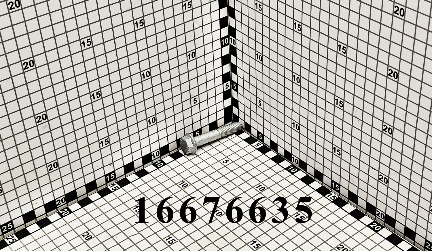 Винт 16676635 CNHi