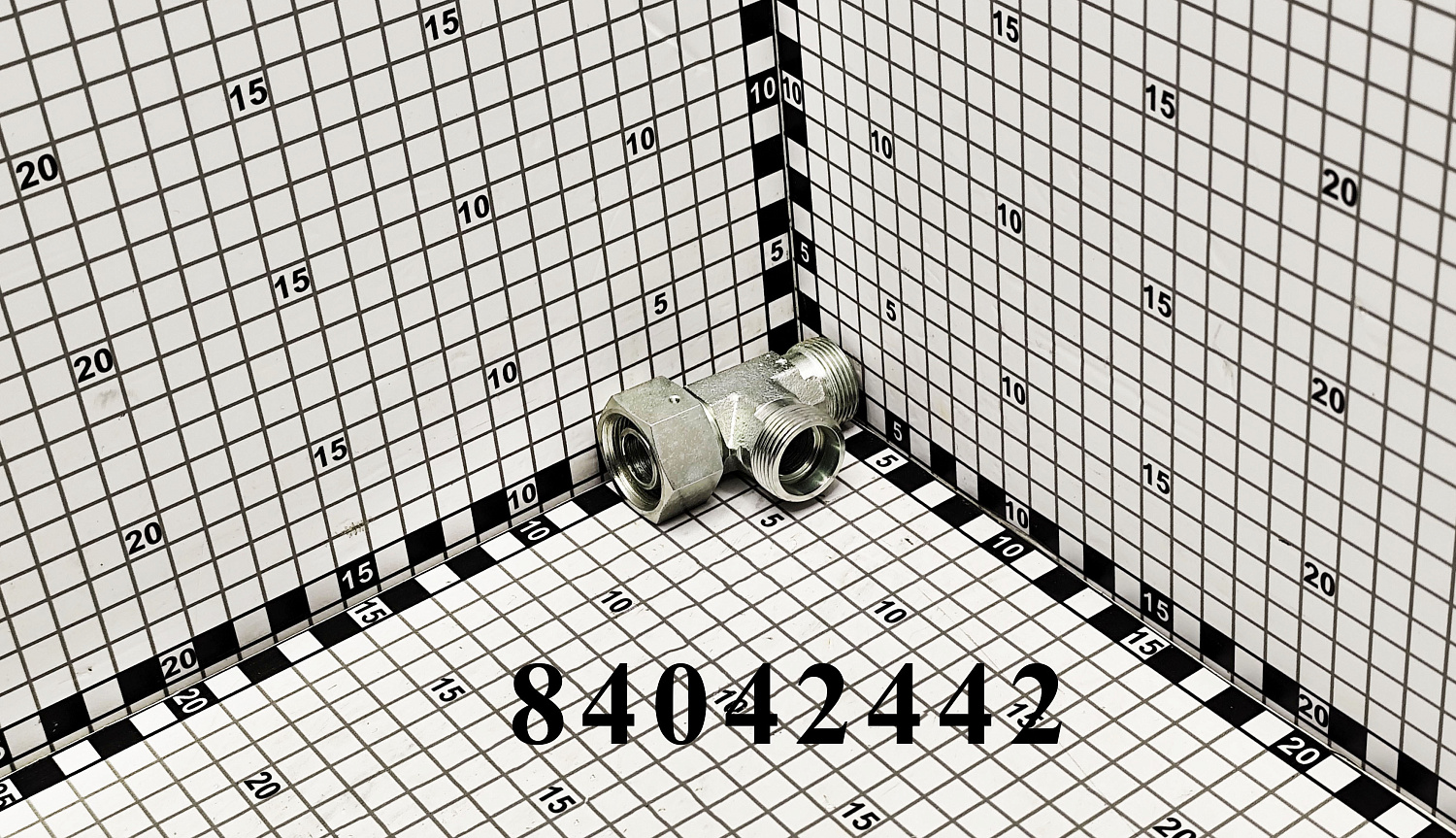 Штуцер 84042442 CNHi