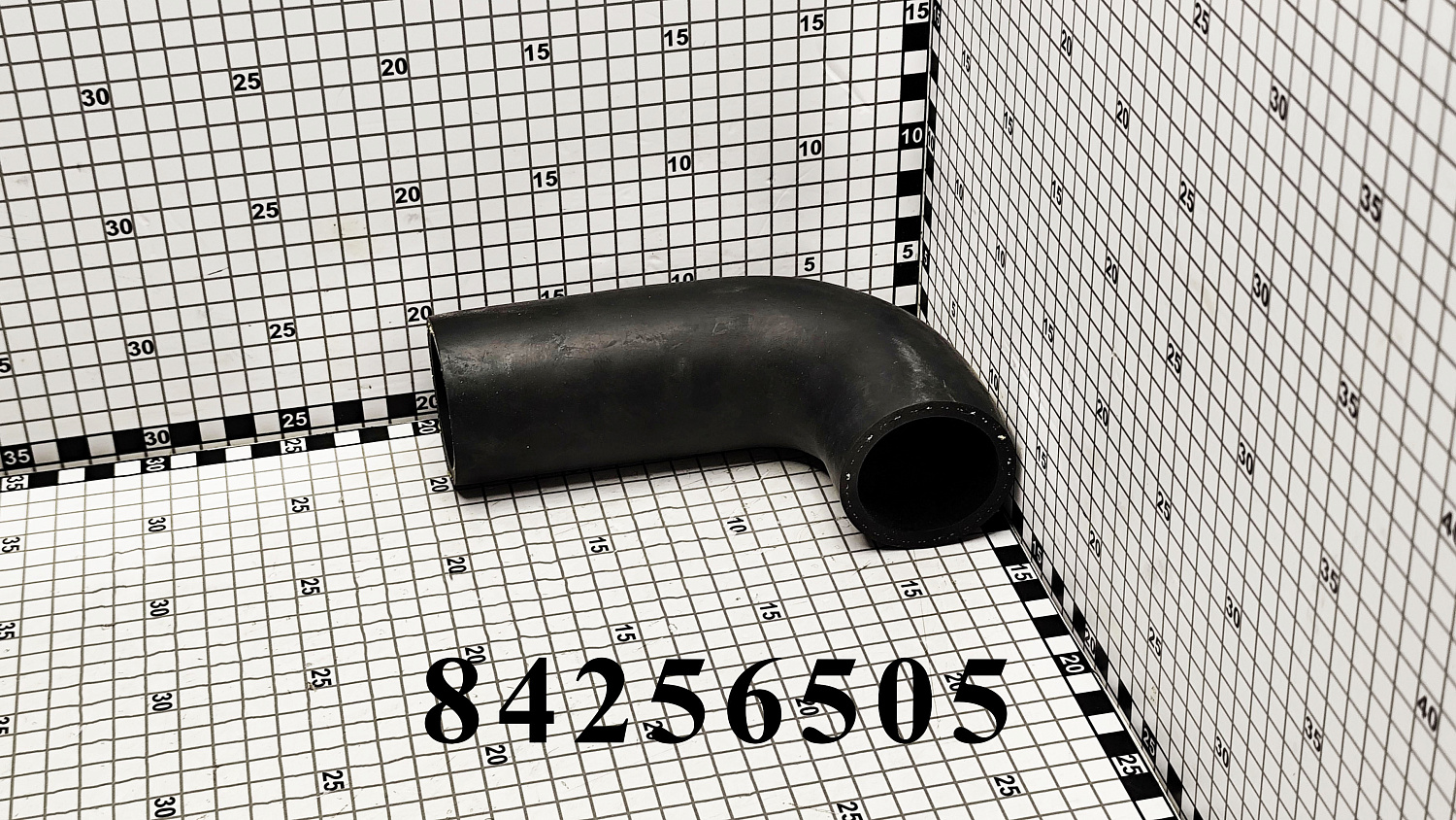 Патрубок 84256505 CNHi