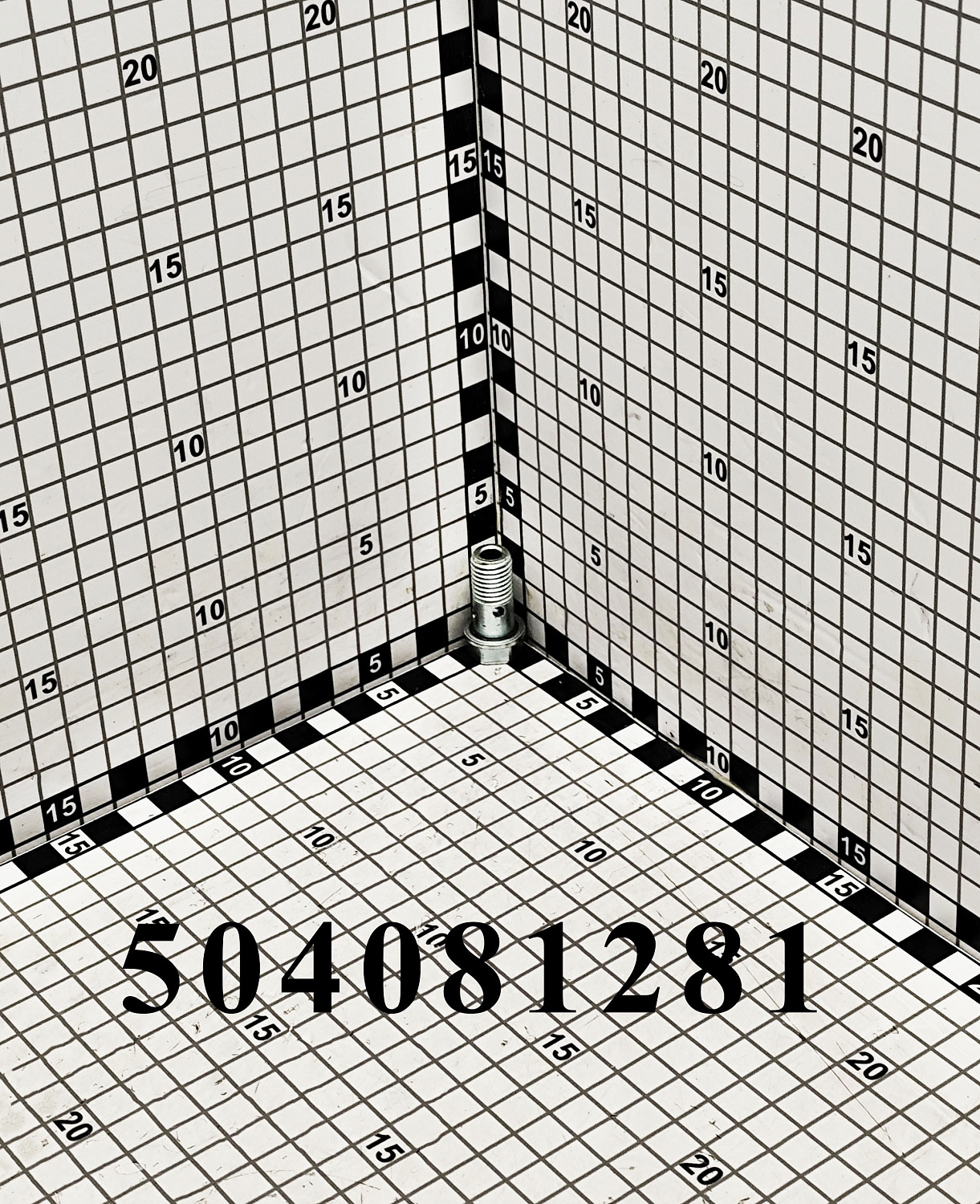 Проходной болт 504081281 CNHi
