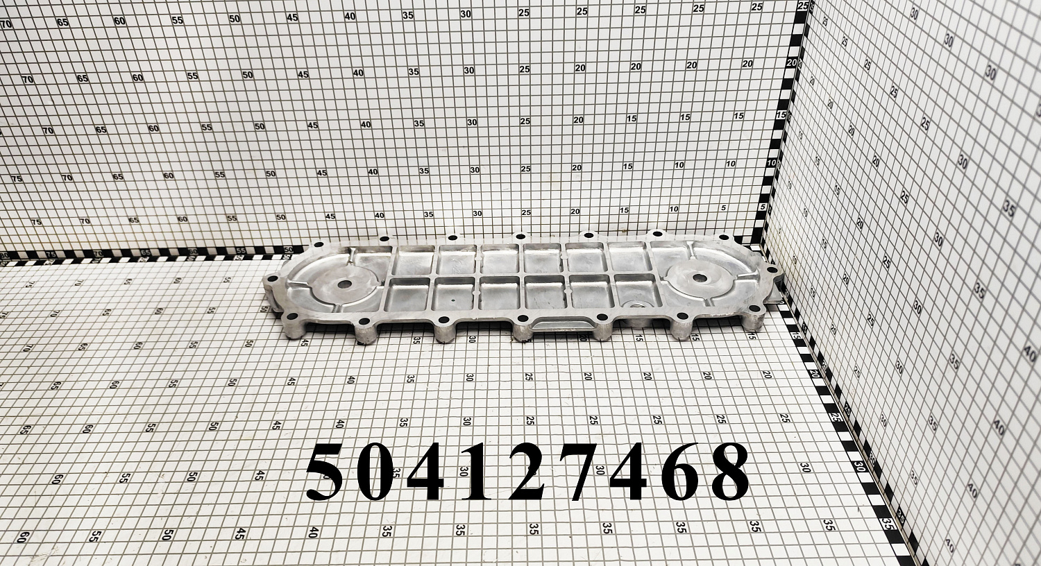Крышка 504127468 CNHi