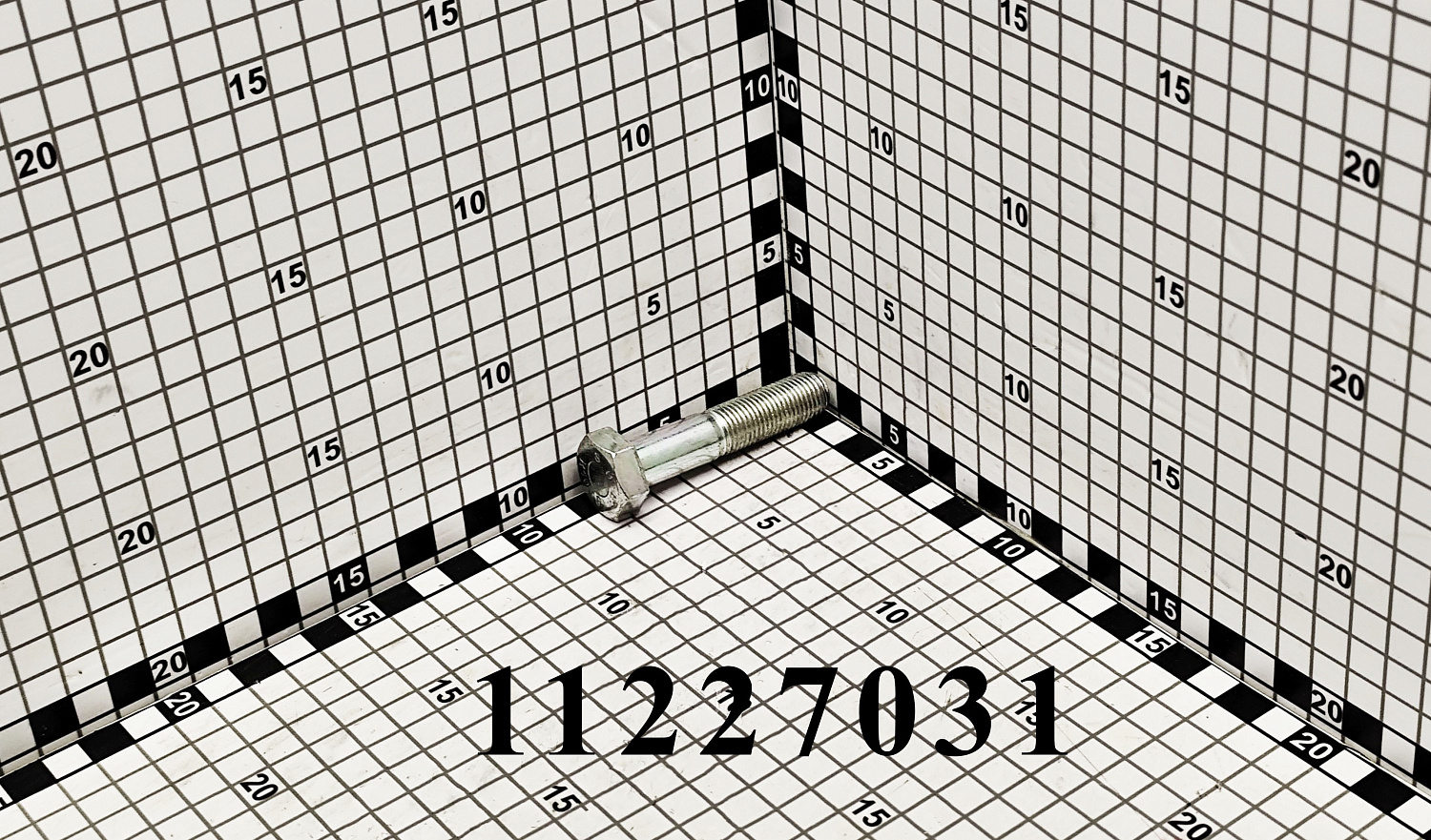Винт 11227031 CNHi