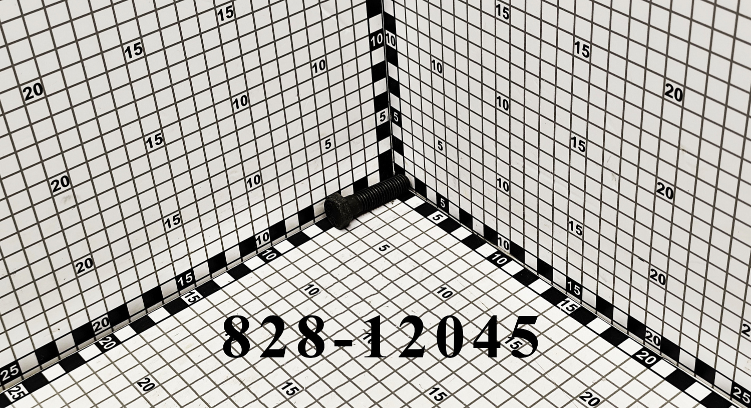 Болт 828-12045 CNHi