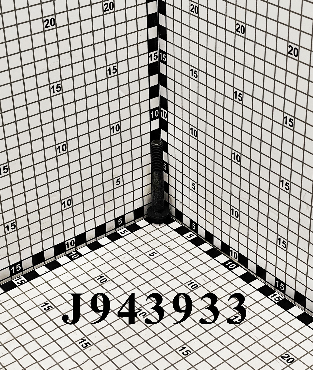 Болт J943933 CNHi