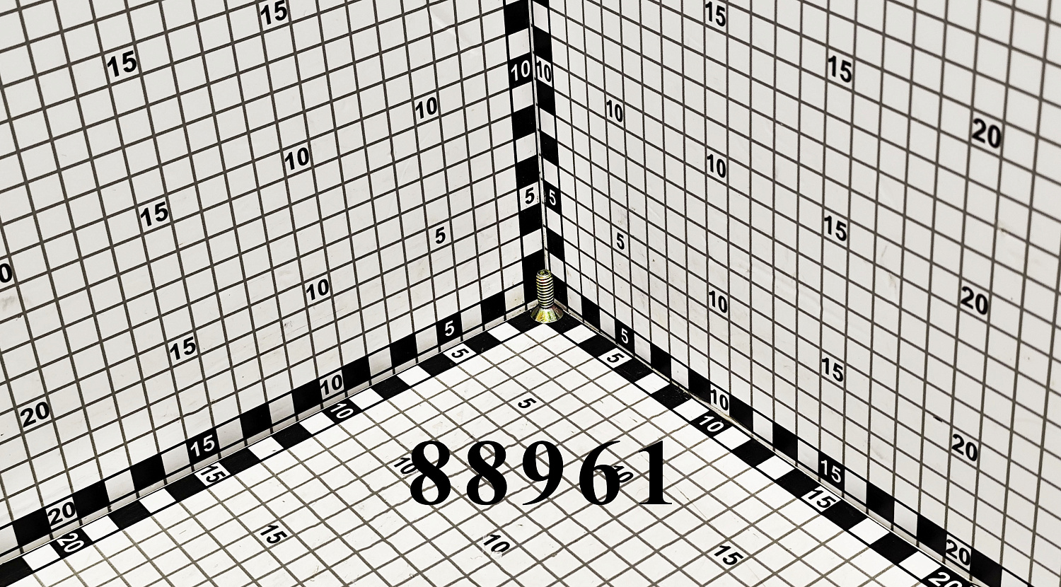 Винт 88961 CNHi