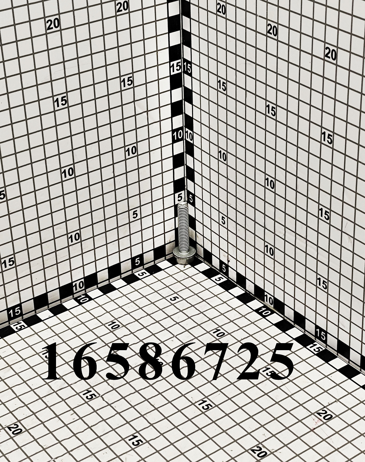 Винт 16586725 CNHi