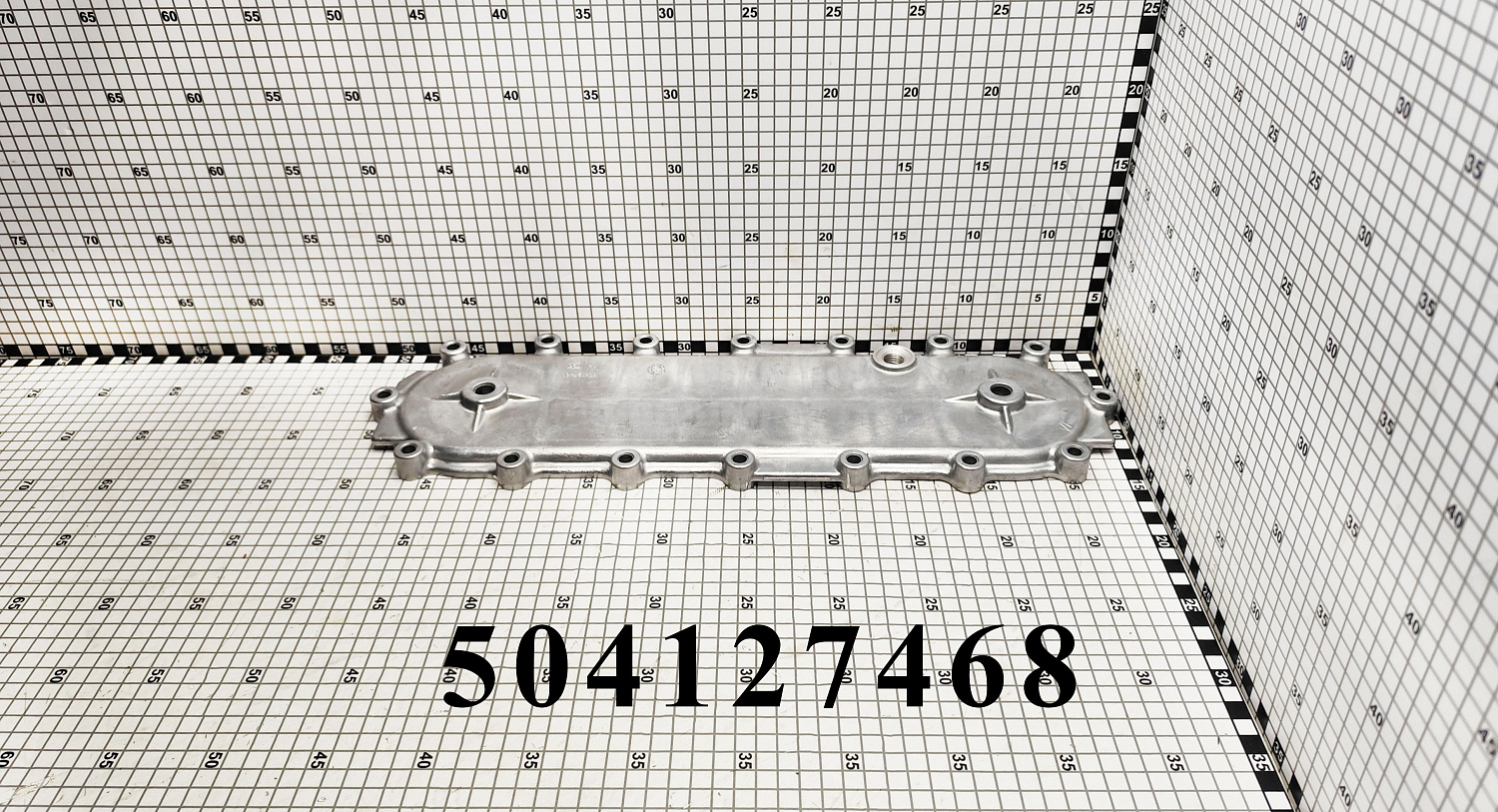 Крышка 504127468 CNHi