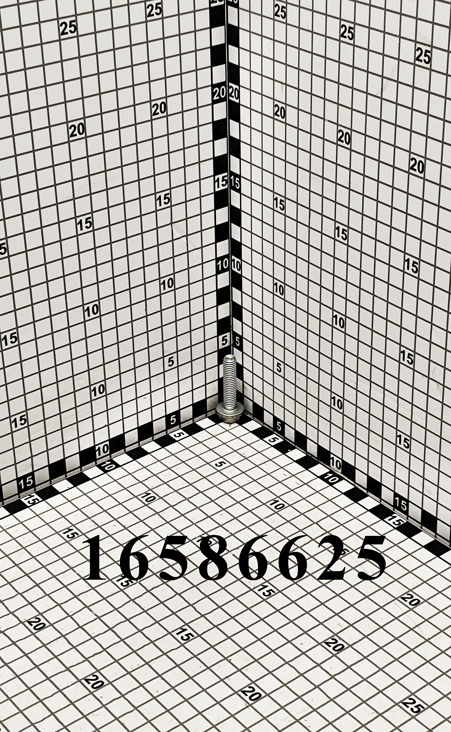 Винт 16586625 CNHi