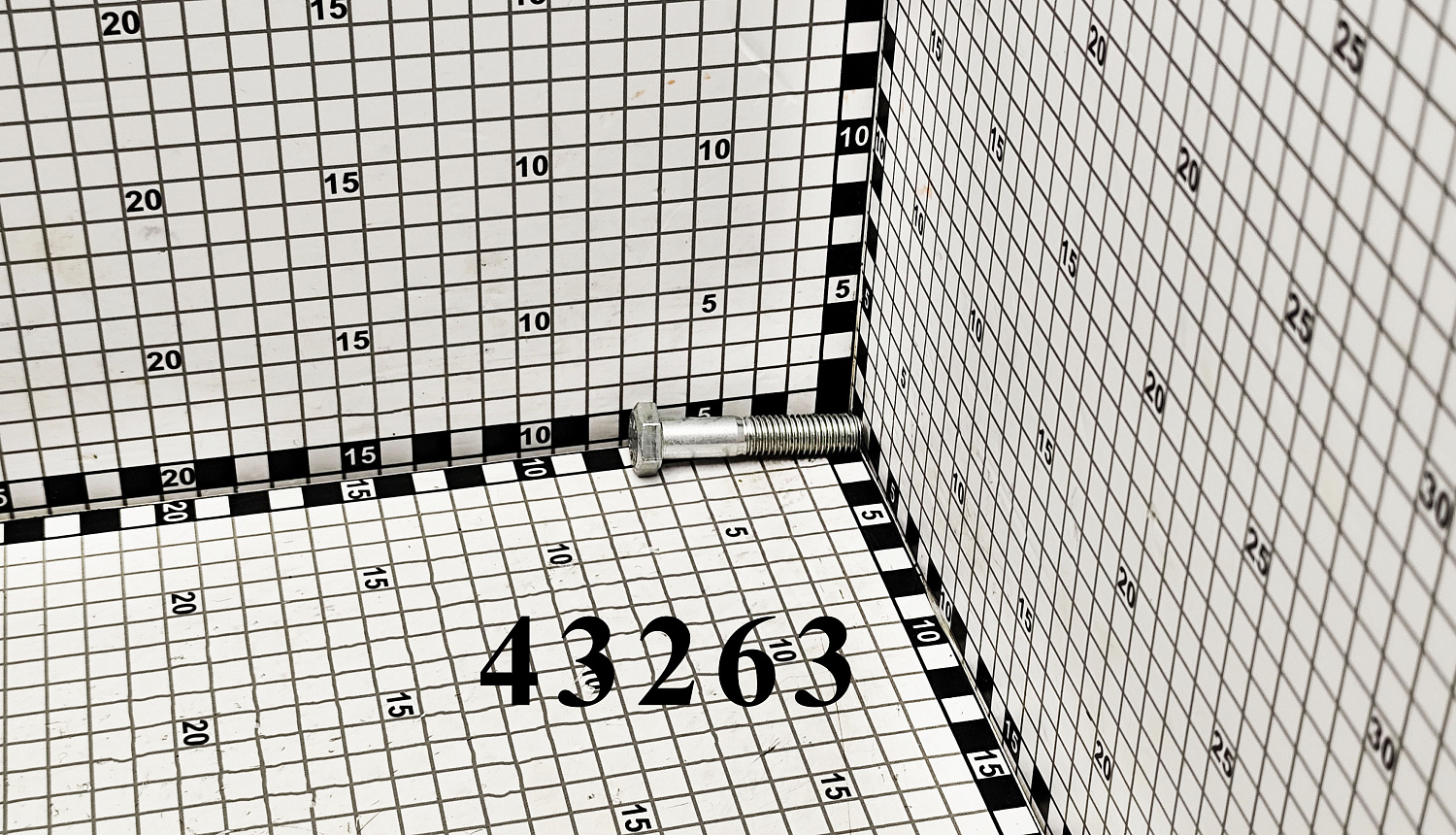 Болт 43263 CNHi