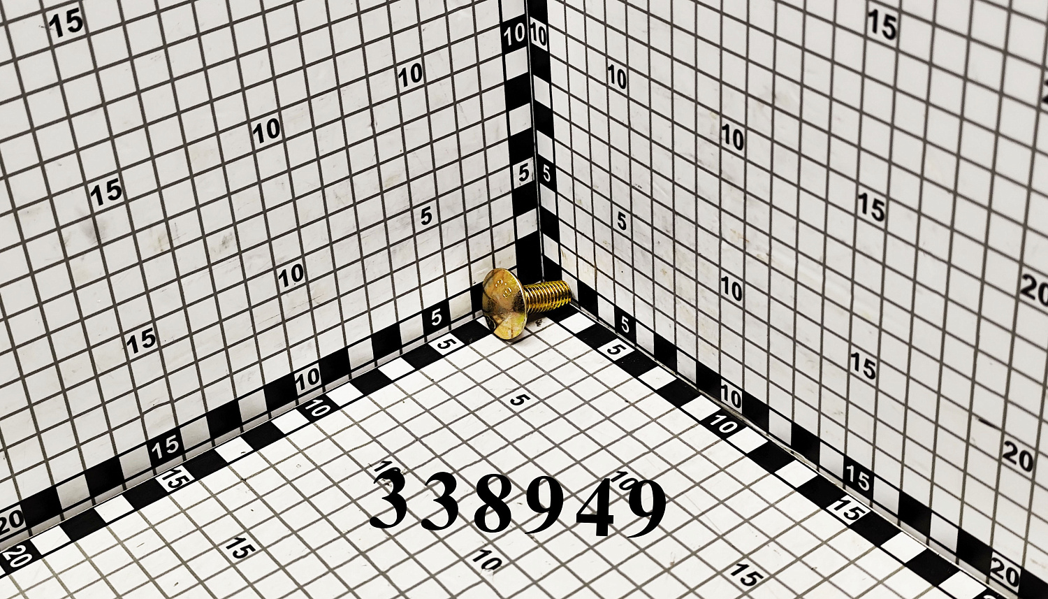 Болт 338949 CNHi