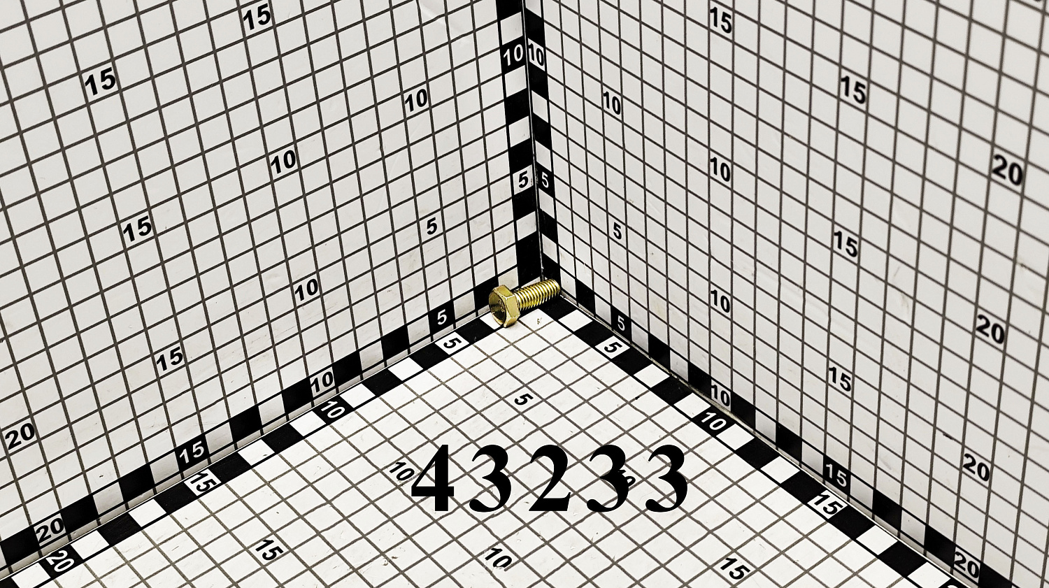 Болт 43233 CNHi