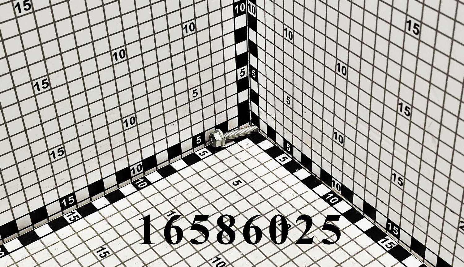 Винт 16586025 CNHi