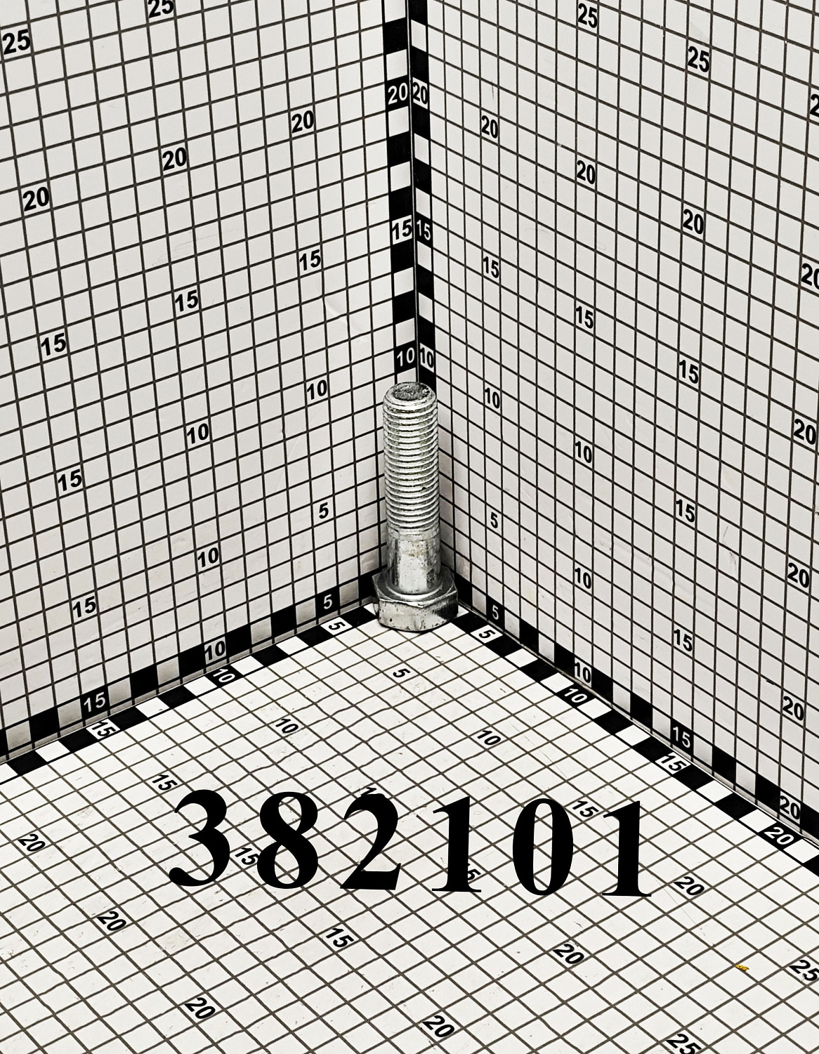 Болт 382101 CNHi