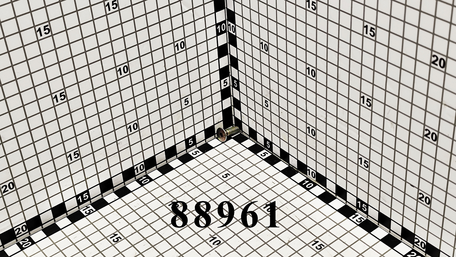 Винт 88961 CNHi