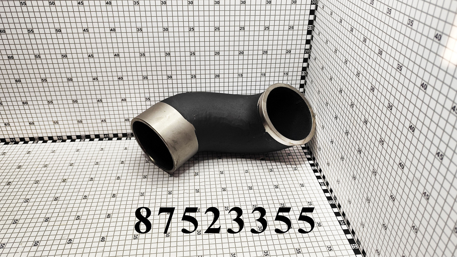 Патрубок колено 87523355 CNHi