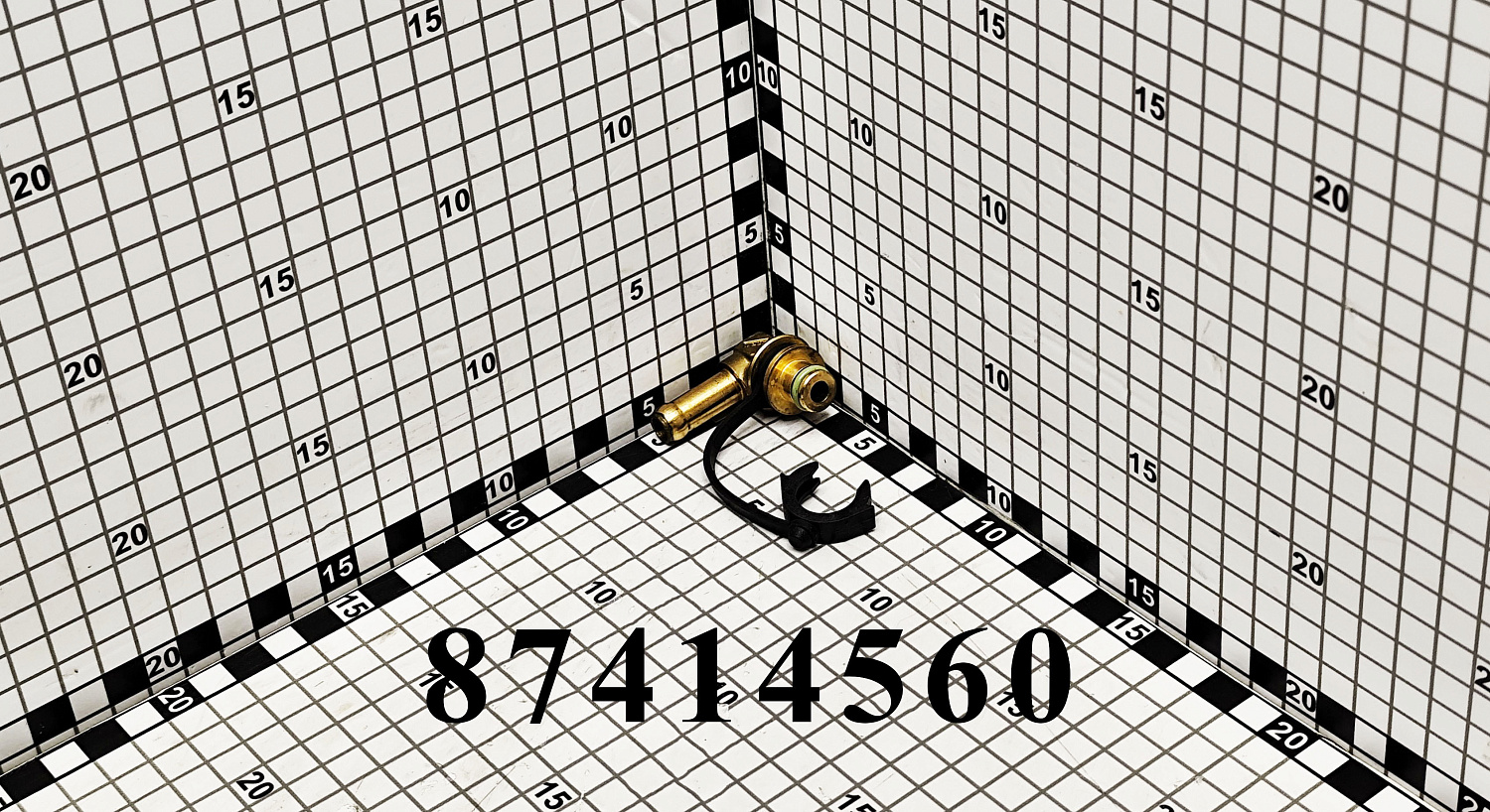 Штуцер 87414560 CNHi