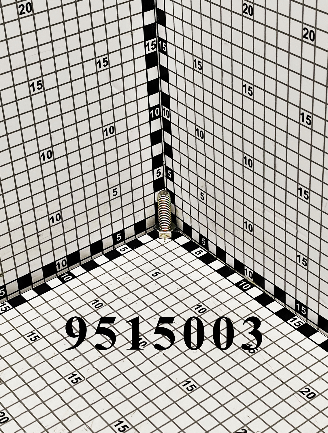 Болт 9515003 CNHi
