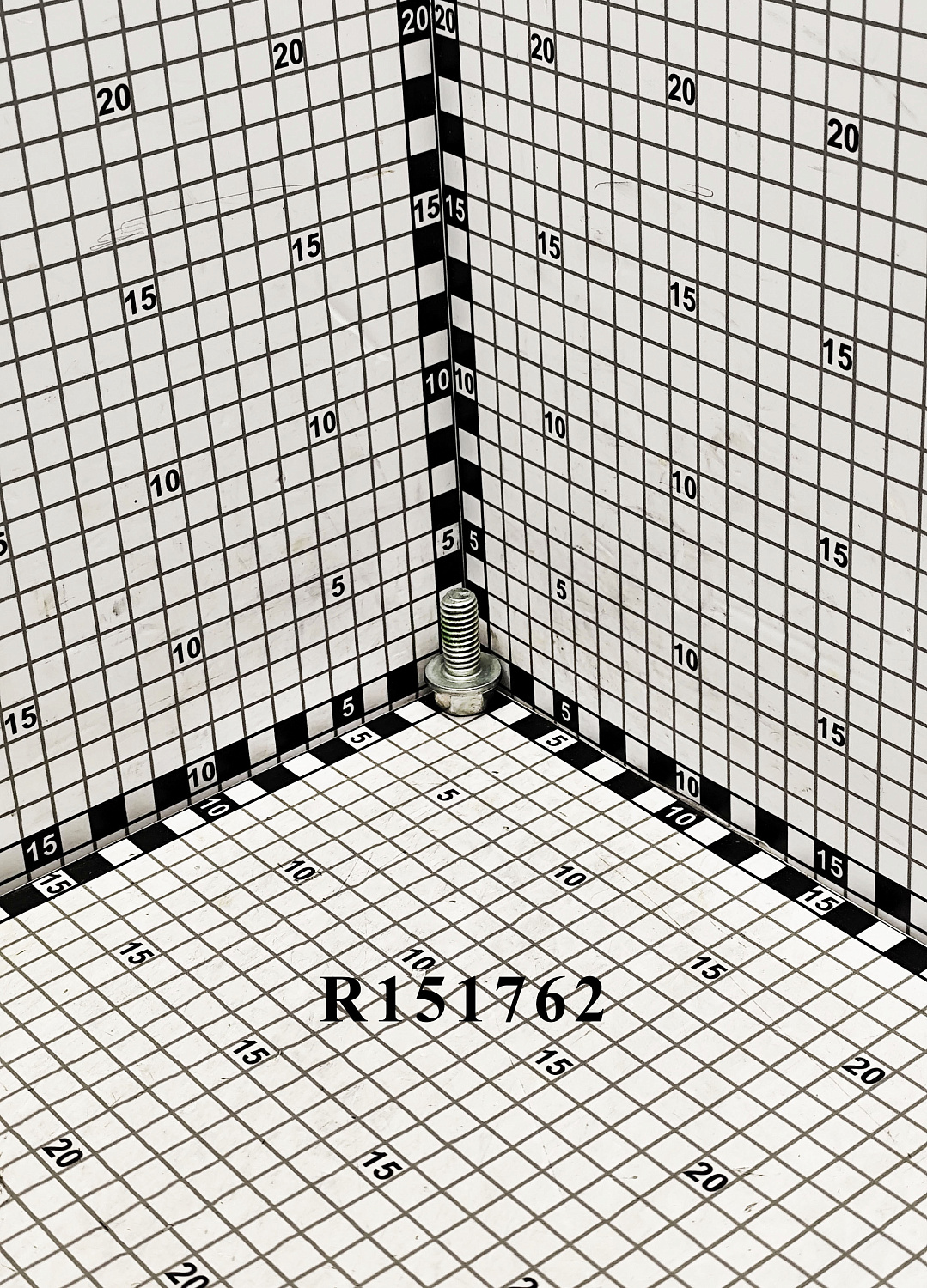 Винт R151762