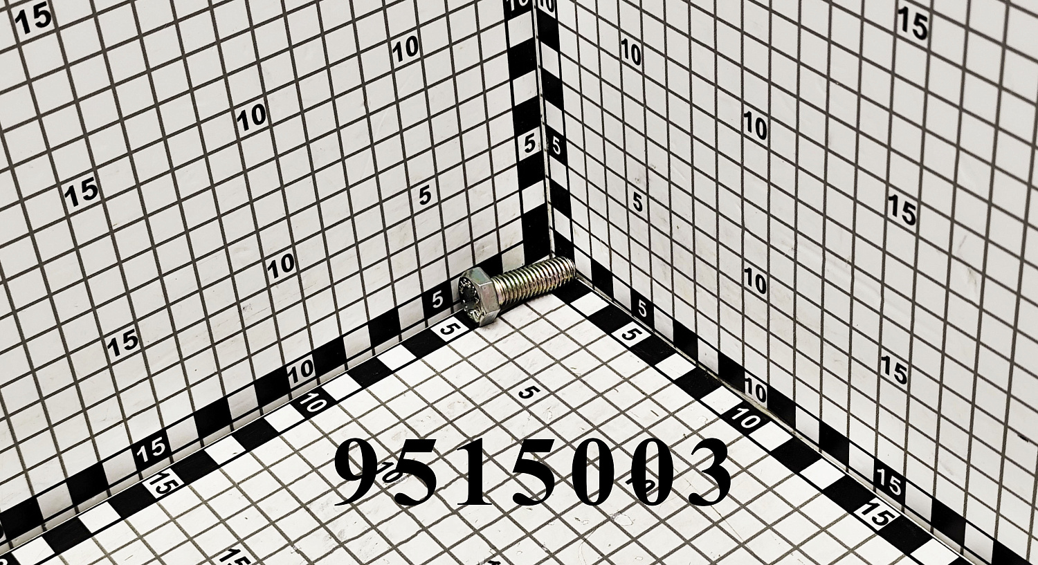 Болт 9515003 CNHi