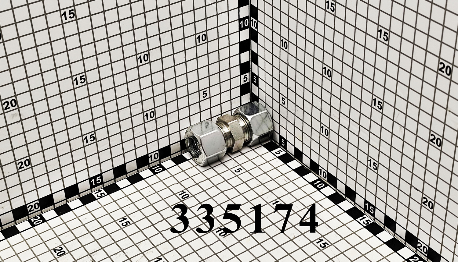 Штуцер 335174 CNHi