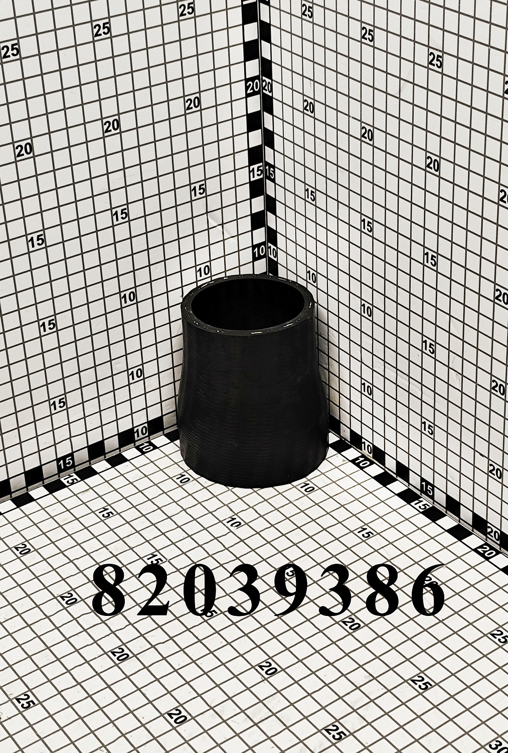 Патрубок 82039386 CNHi