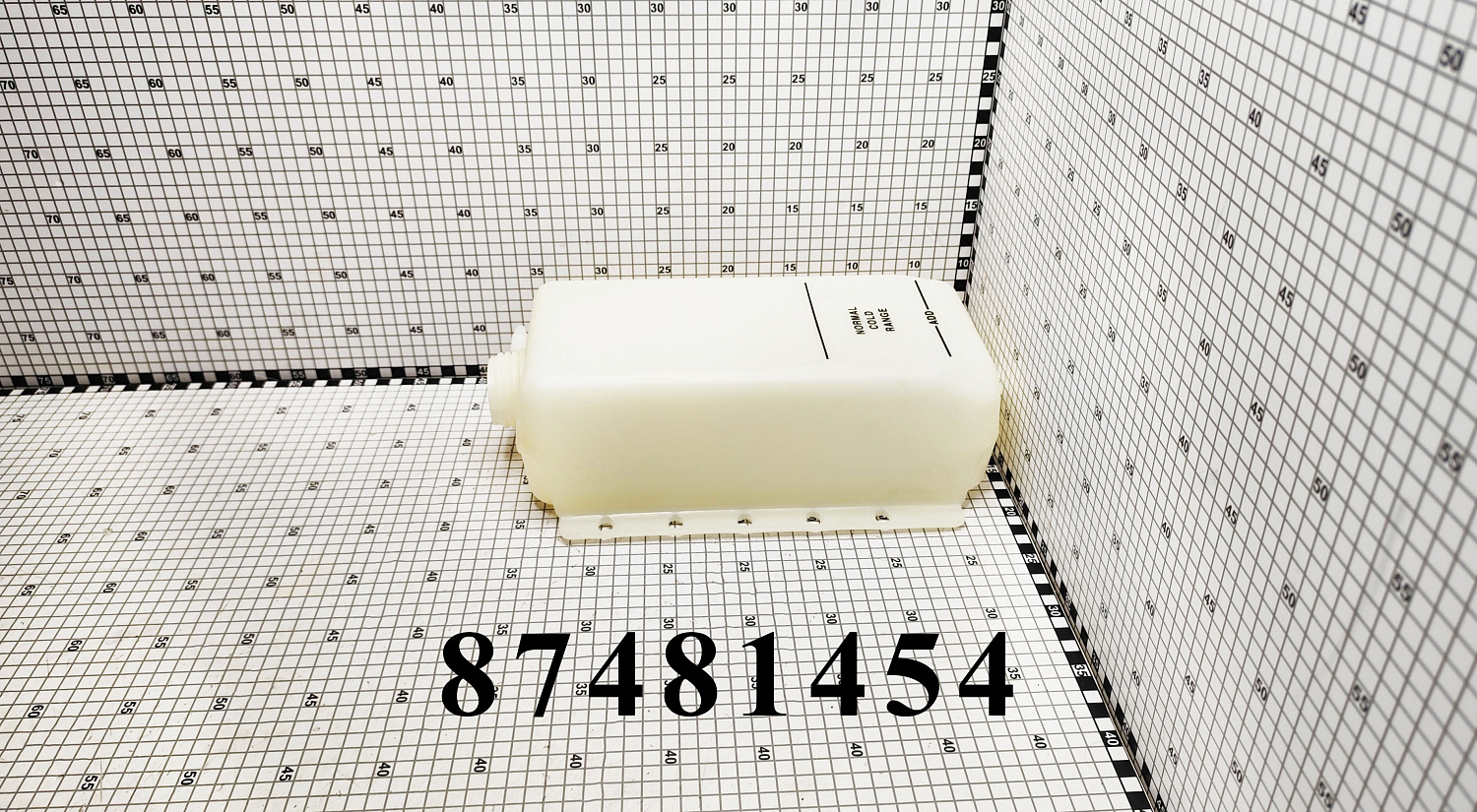 Бачок 87481454 CNHi