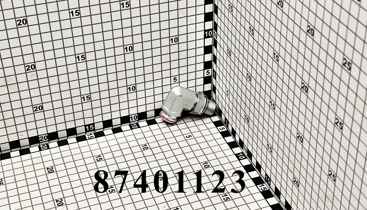 Штуцер 87401123 CNHi