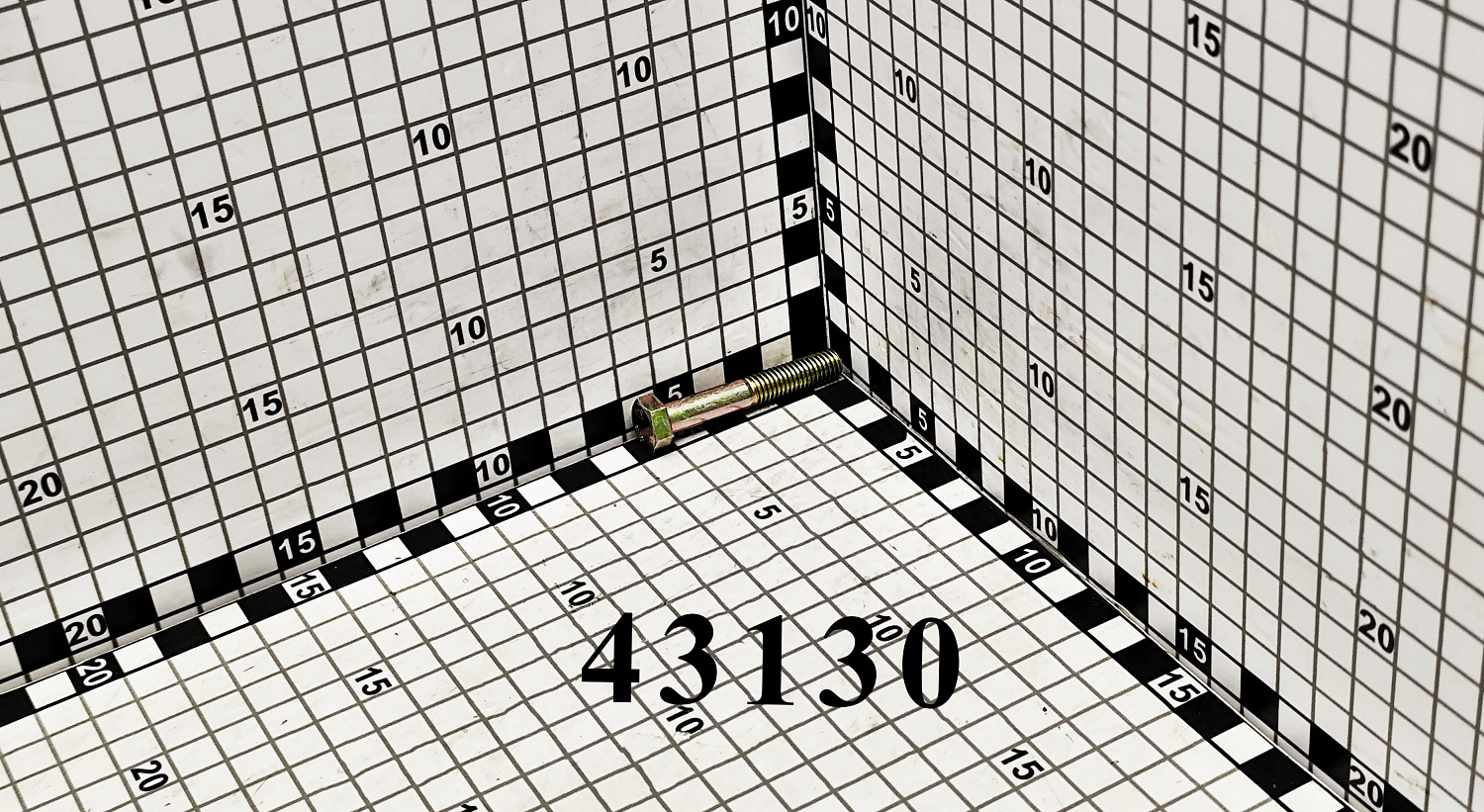 Болт 43130 CNHi