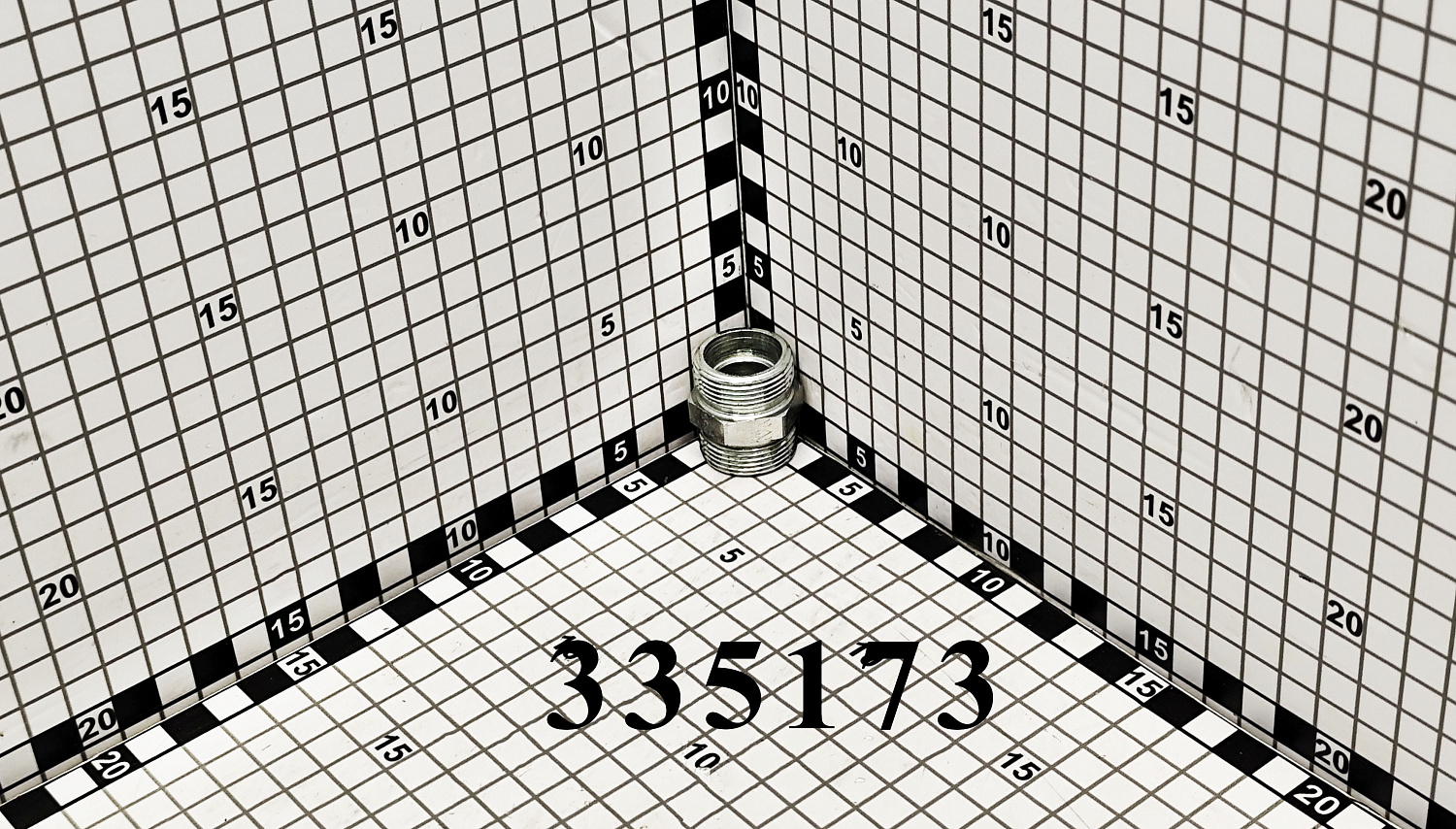Штуцер 335173 CNHi