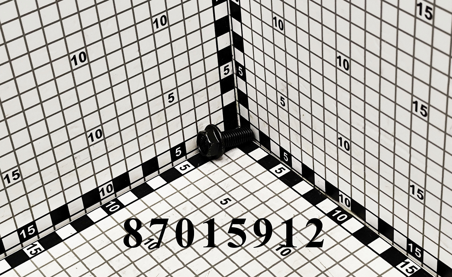 Болт 87015912 CNHi