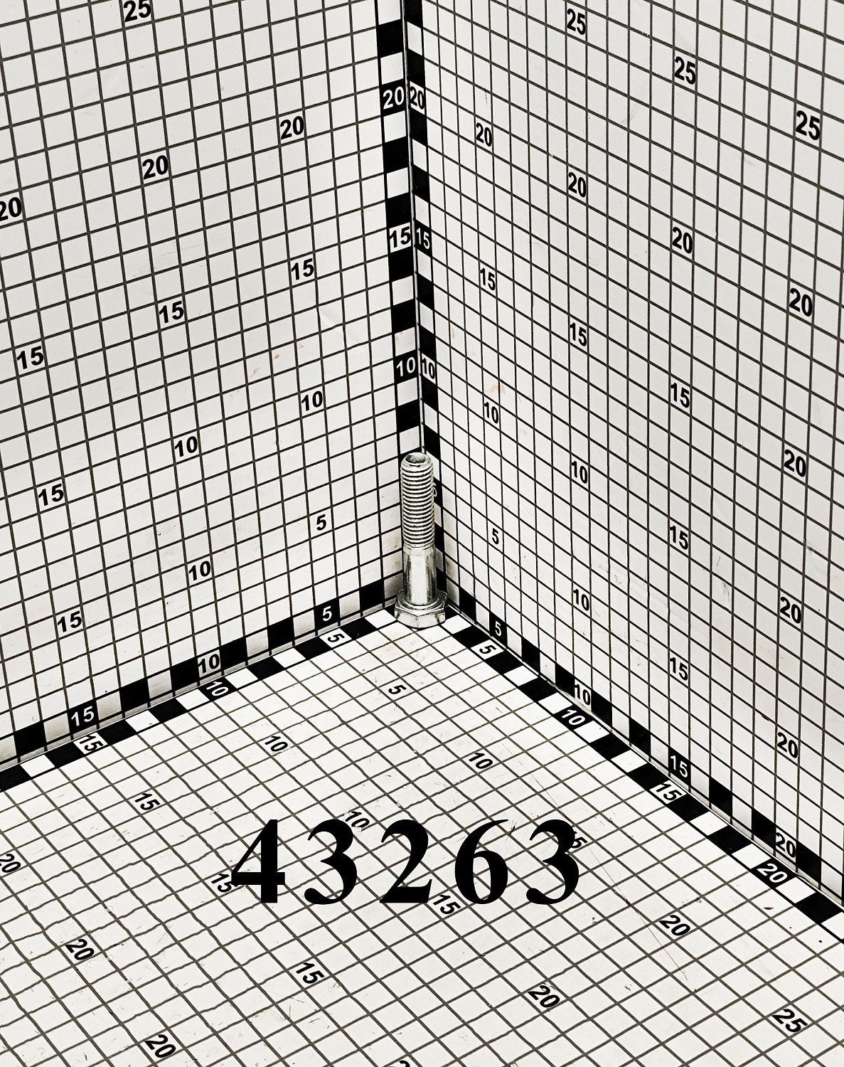 Болт 43263 CNHi