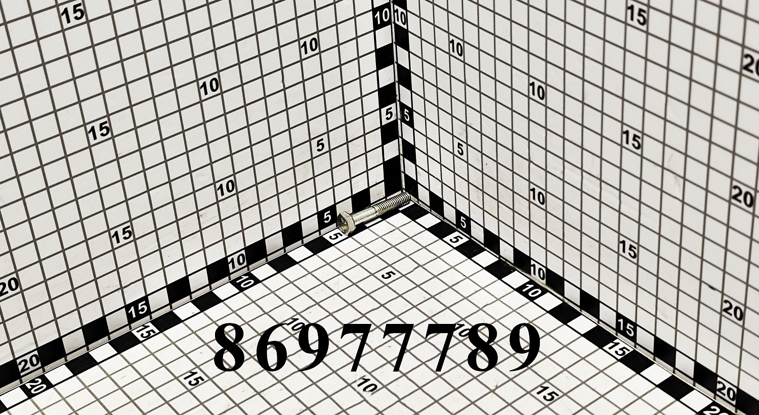Болт 86977789 CNHi