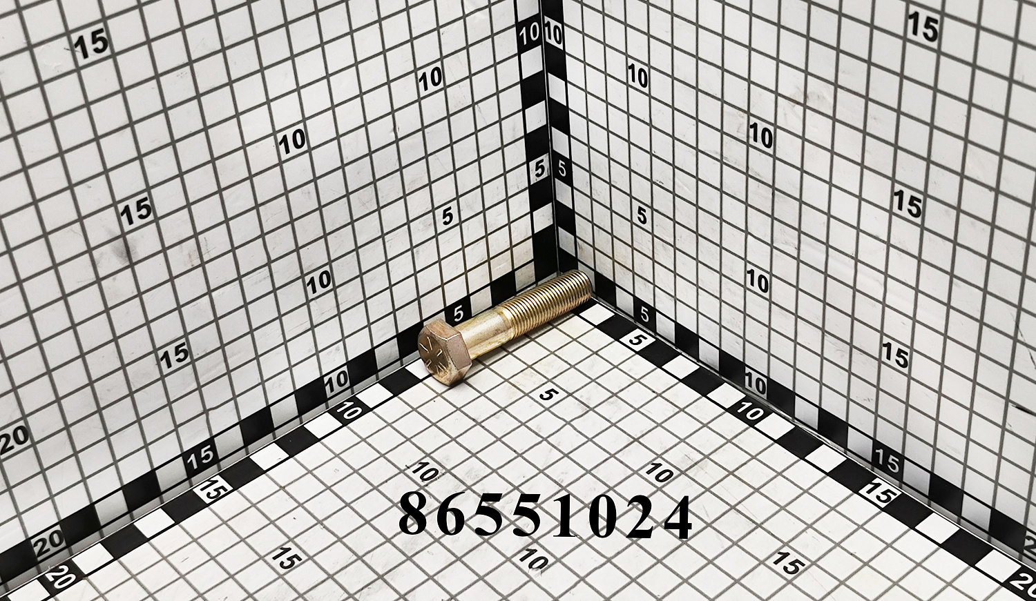 Болт с шестигранной головкой 86551024 CNHi