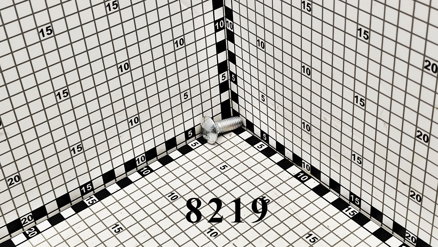 Болт 8219
