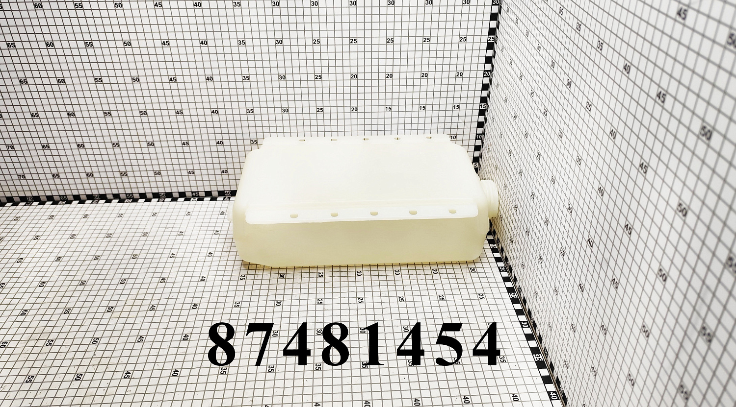 Бачок 87481454 CNHi