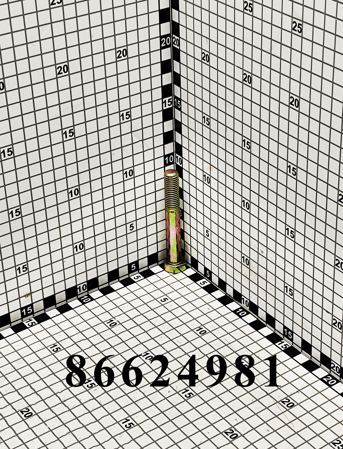 Болт 86624981 CNHi