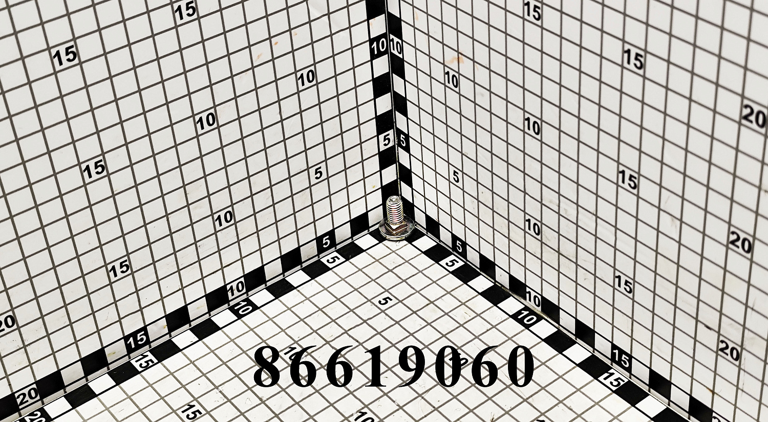 Болт 86619060 CNHi