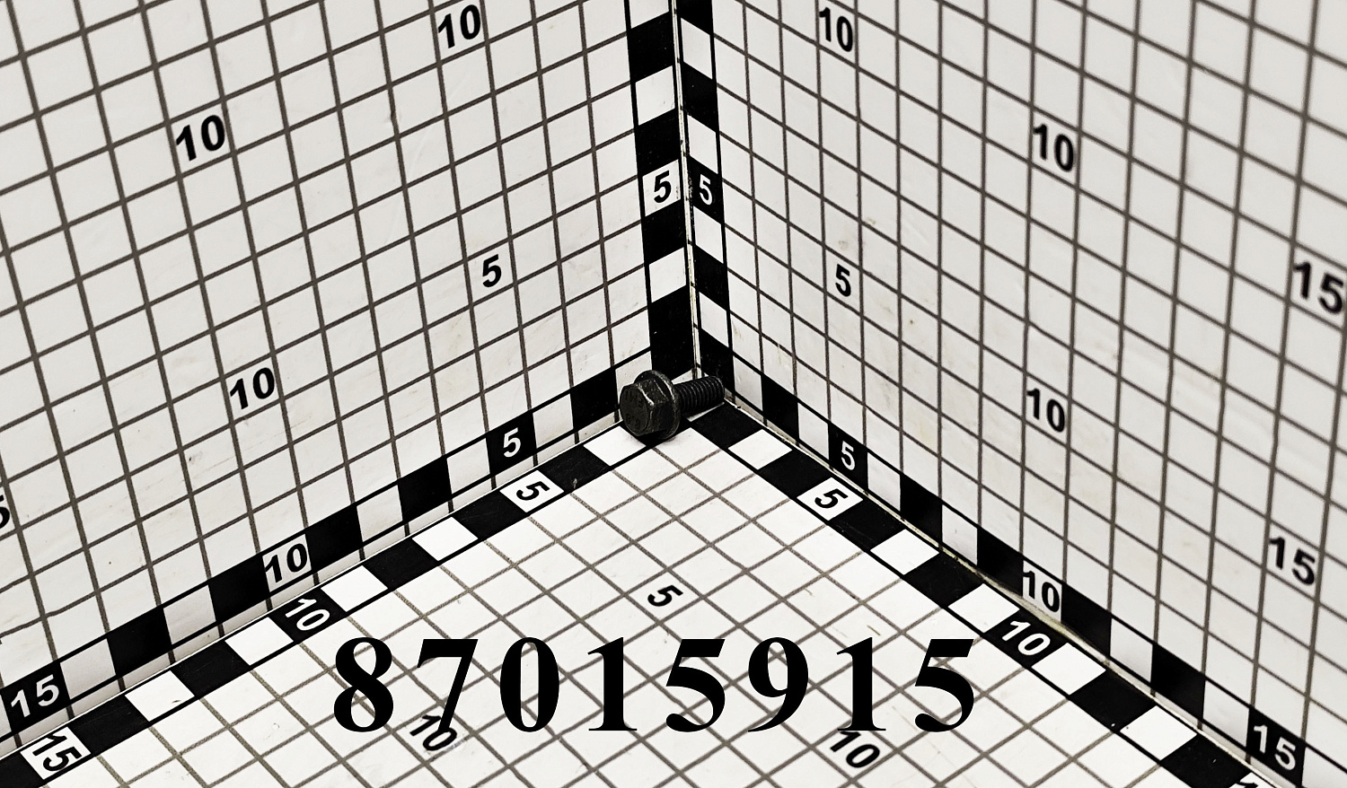 Болт 87015915 CNHi