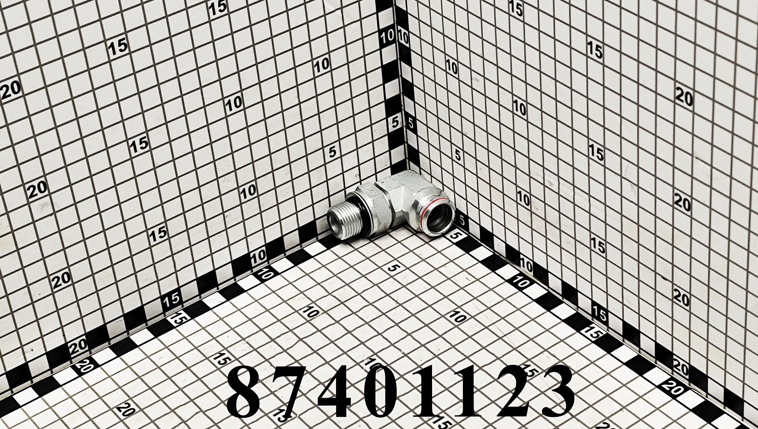Штуцер 87401123 CNHi