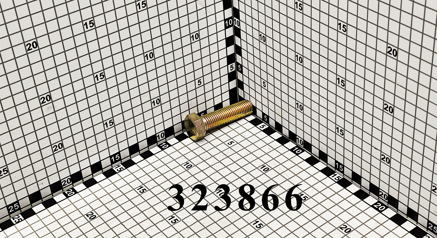 Болт 323866 CNHi