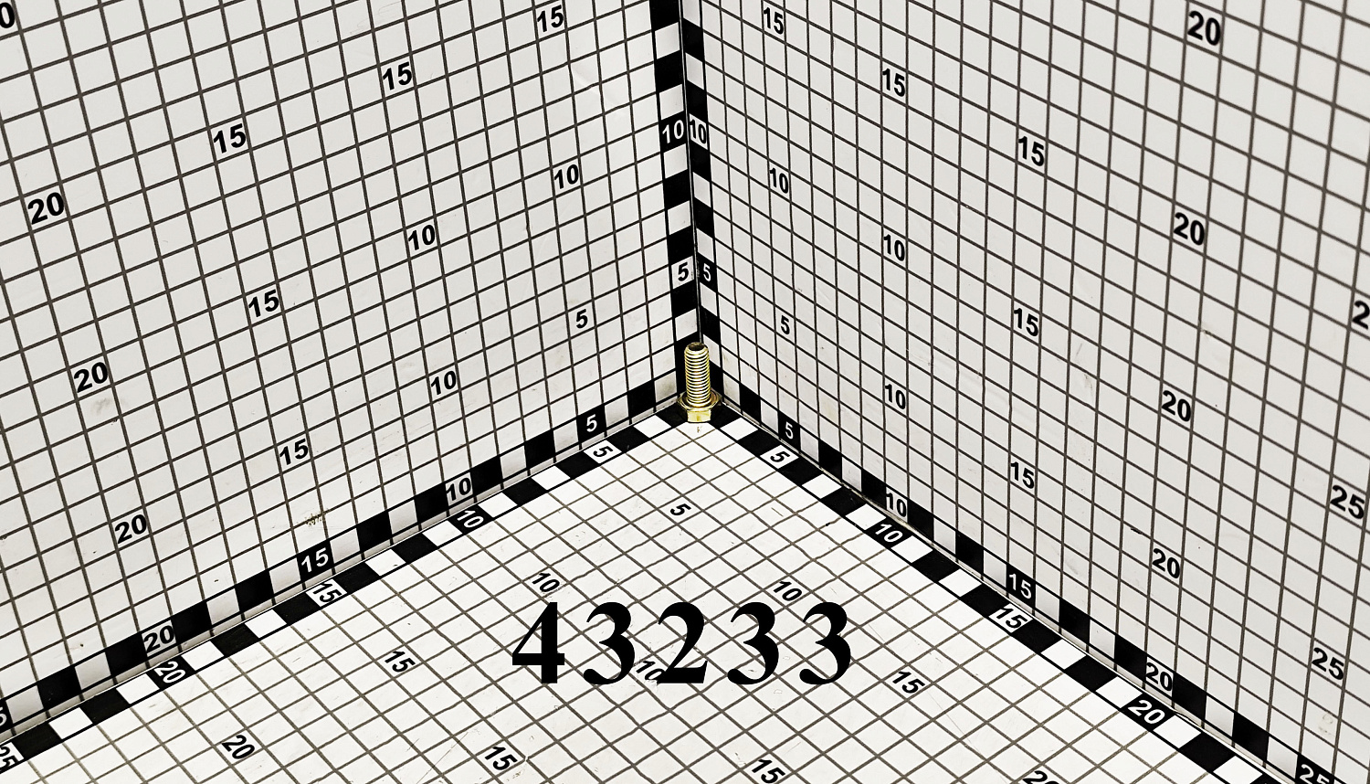 Болт 43233 CNHi