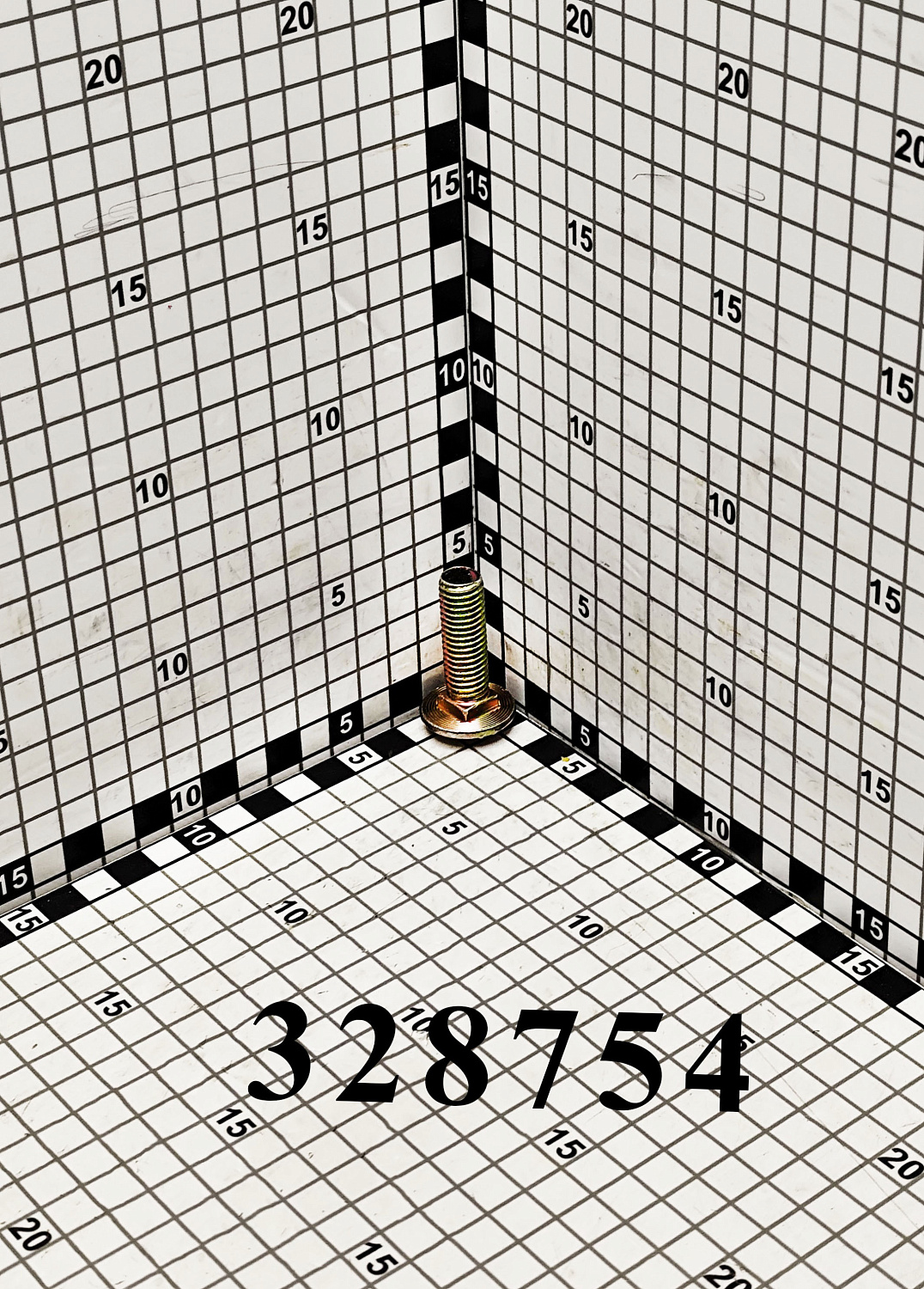 Болт 328754 CNHi