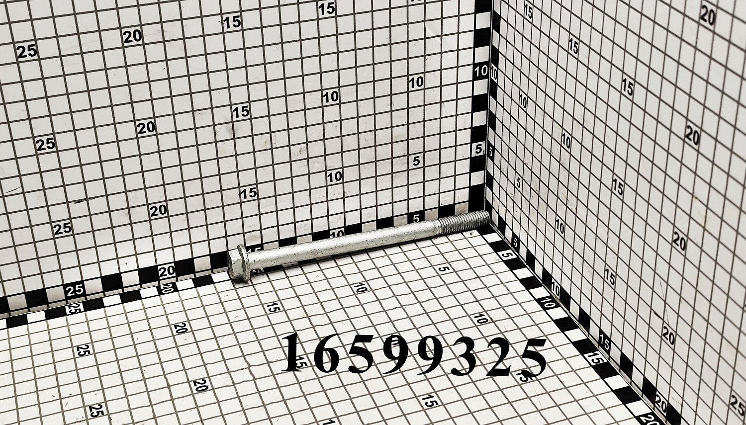 Болт 16599325 CNHi