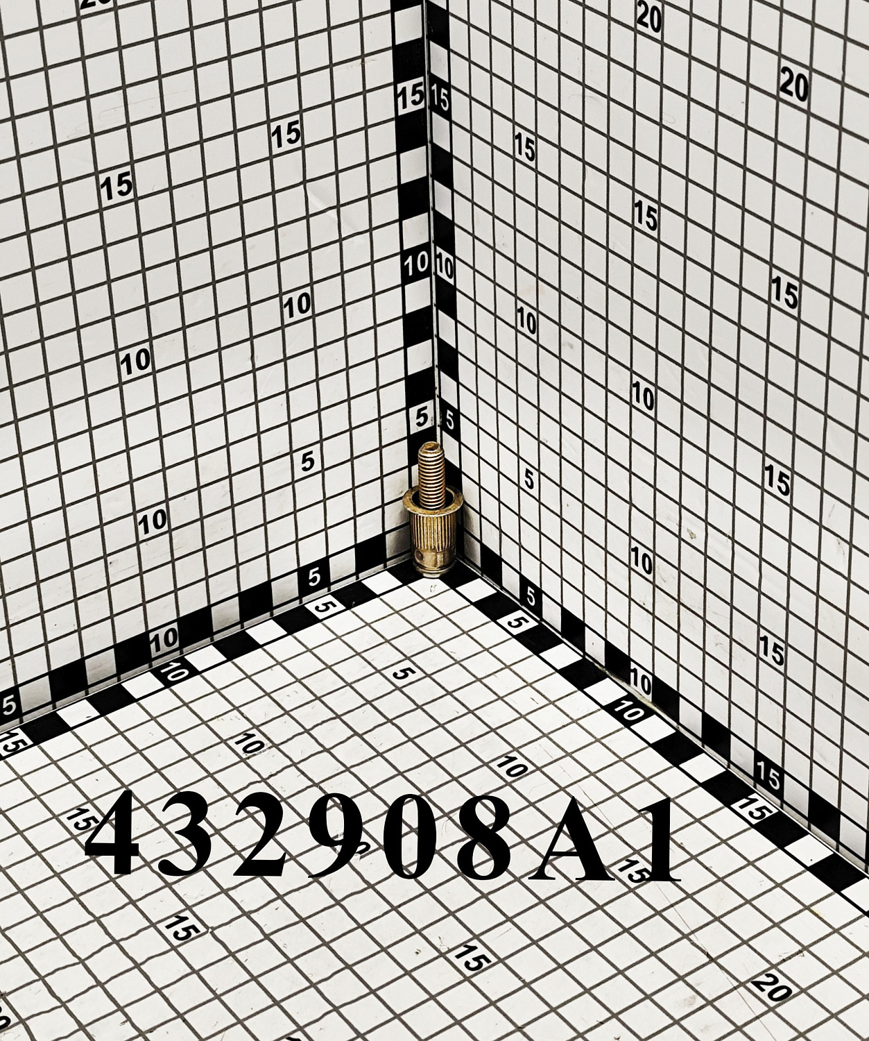 Шпилька 432908A1 CNHi