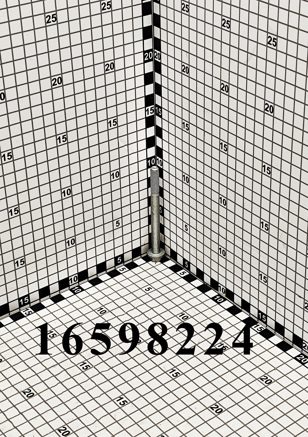 Болт 16598224 CNHi