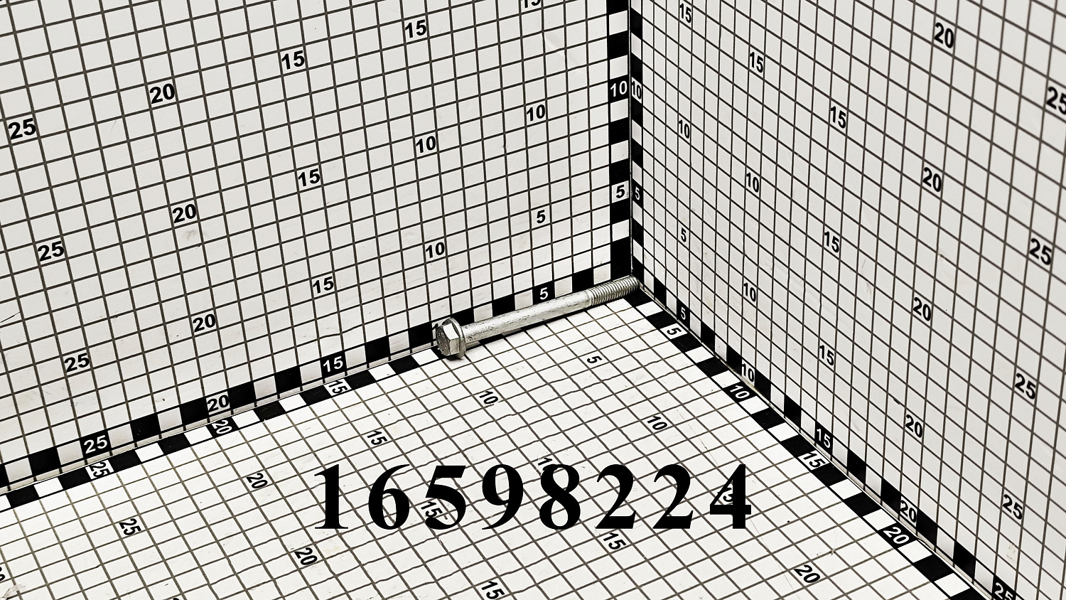 Болт 16598224 CNHi