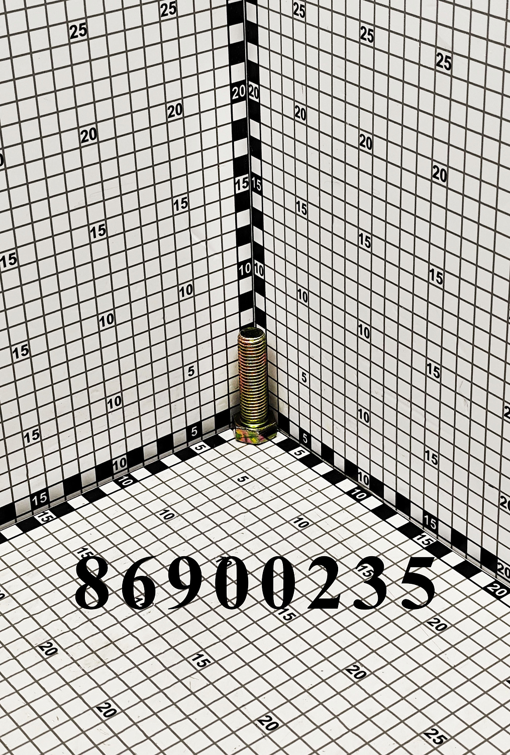 Болт 86900235 CNHi