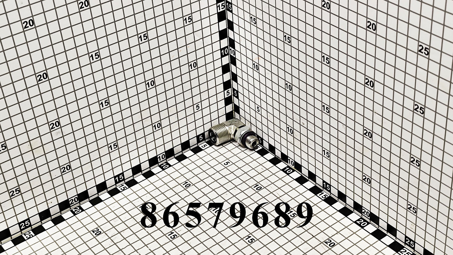 Фитинг угловой 86579689 CNHi