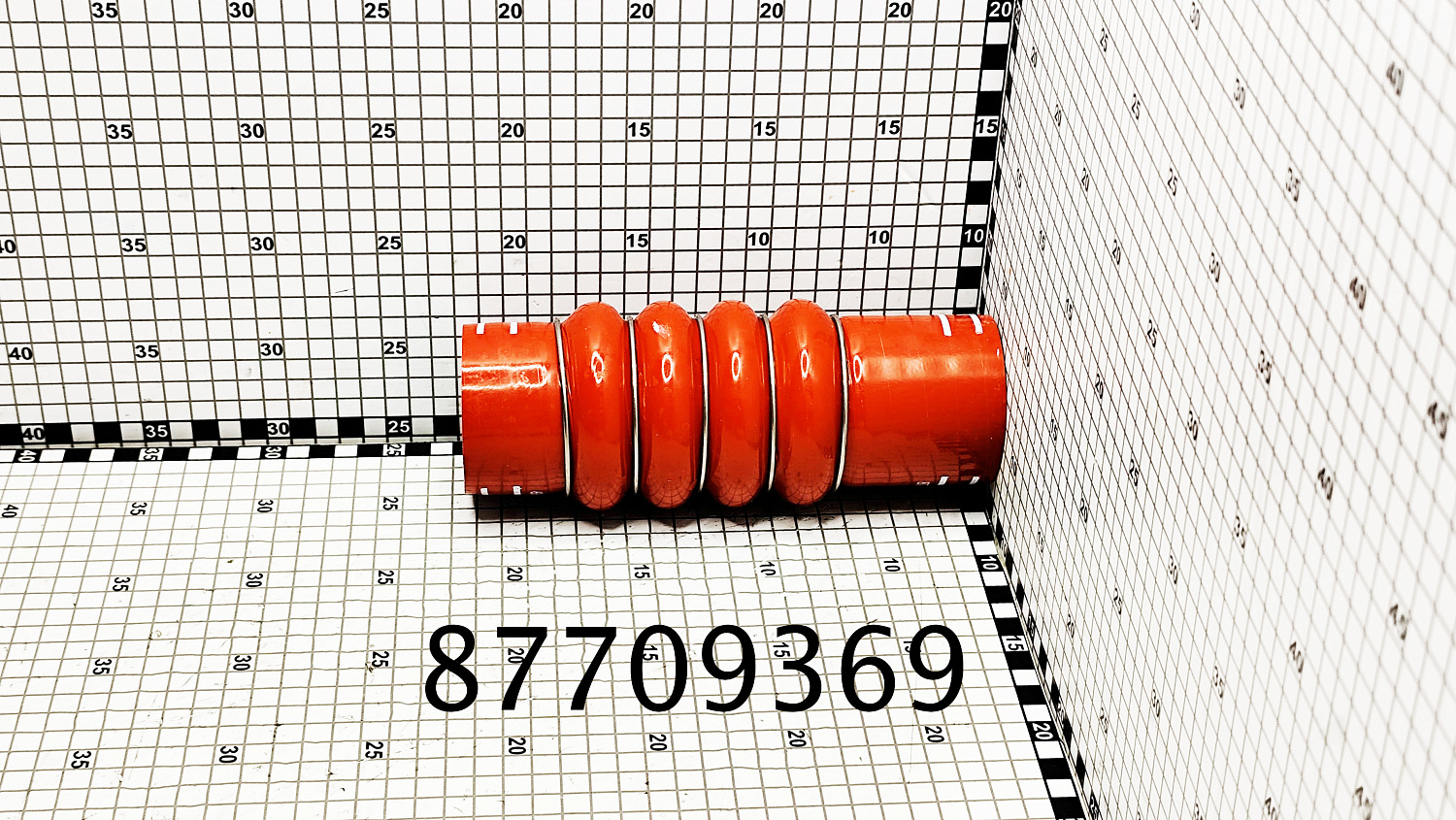 Патрубок 87709369 CNHi
